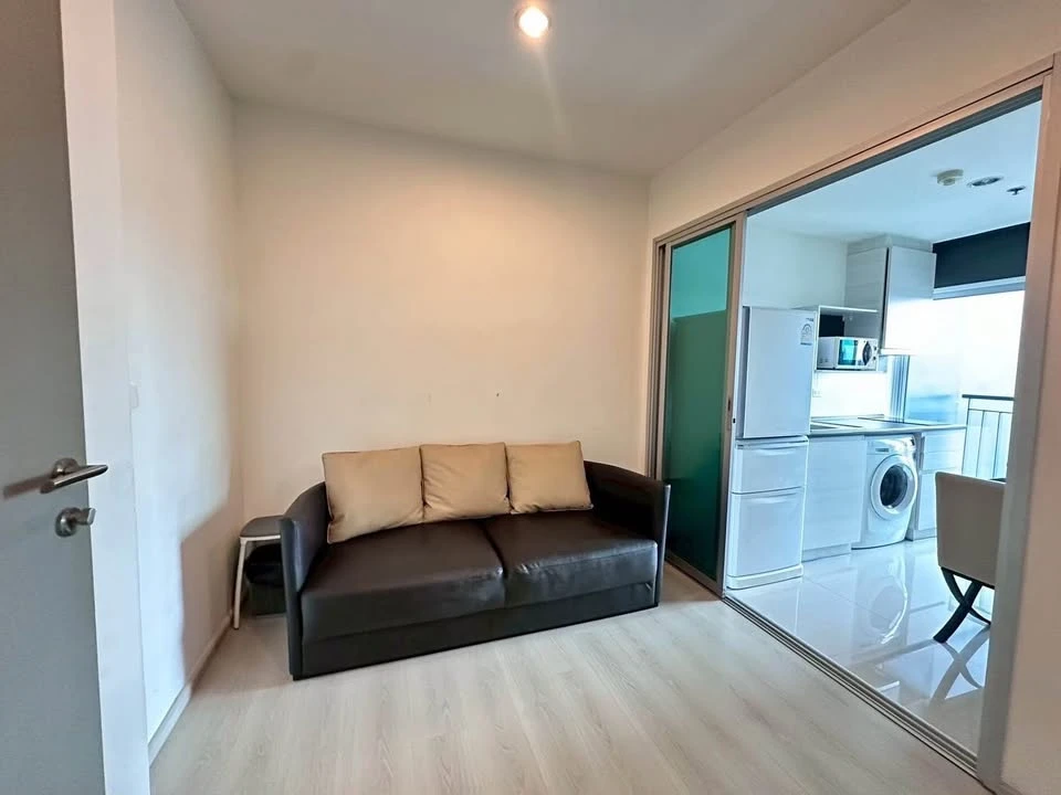 Selling Life Ratchadapisek 1 bedroom, 1 bathroom unit. Spacious living area, fully furnished. Such a great deal, book now!
