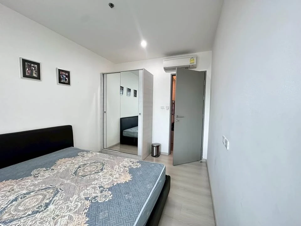 Selling Life Ratchadapisek 1 bedroom, 1 bathroom unit. Spacious living area, fully furnished. Such a great deal, book now!