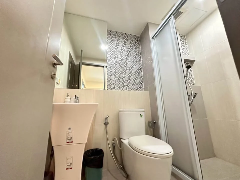 Selling Life Ratchadapisek 1 bedroom, 1 bathroom unit. Spacious living area, fully furnished. Such a great deal, book now!