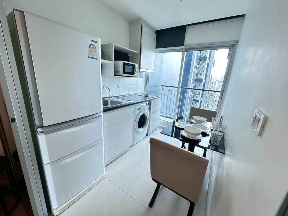 Selling Life Ratchadapisek 1 bedroom, 1 bathroom unit. Spacious living area, fully furnished. Such a great deal, book now!
