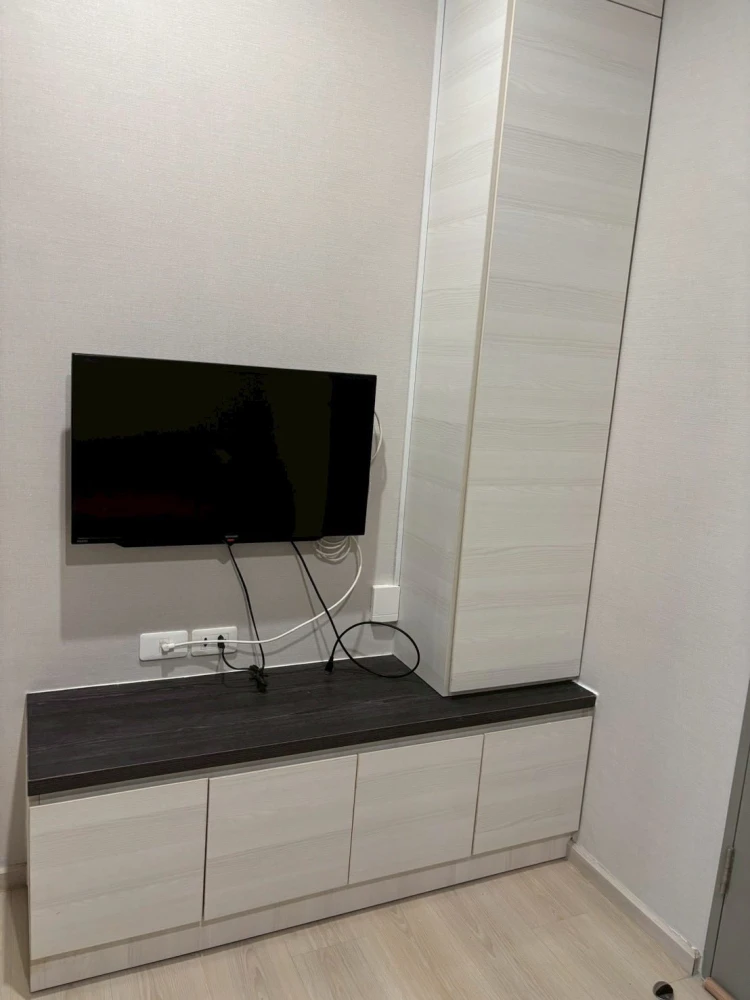 Selling Life Ratchadapisek 1 bedroom, 1 bathroom unit. Fully furnished with appliances. Such a great deal, book now!