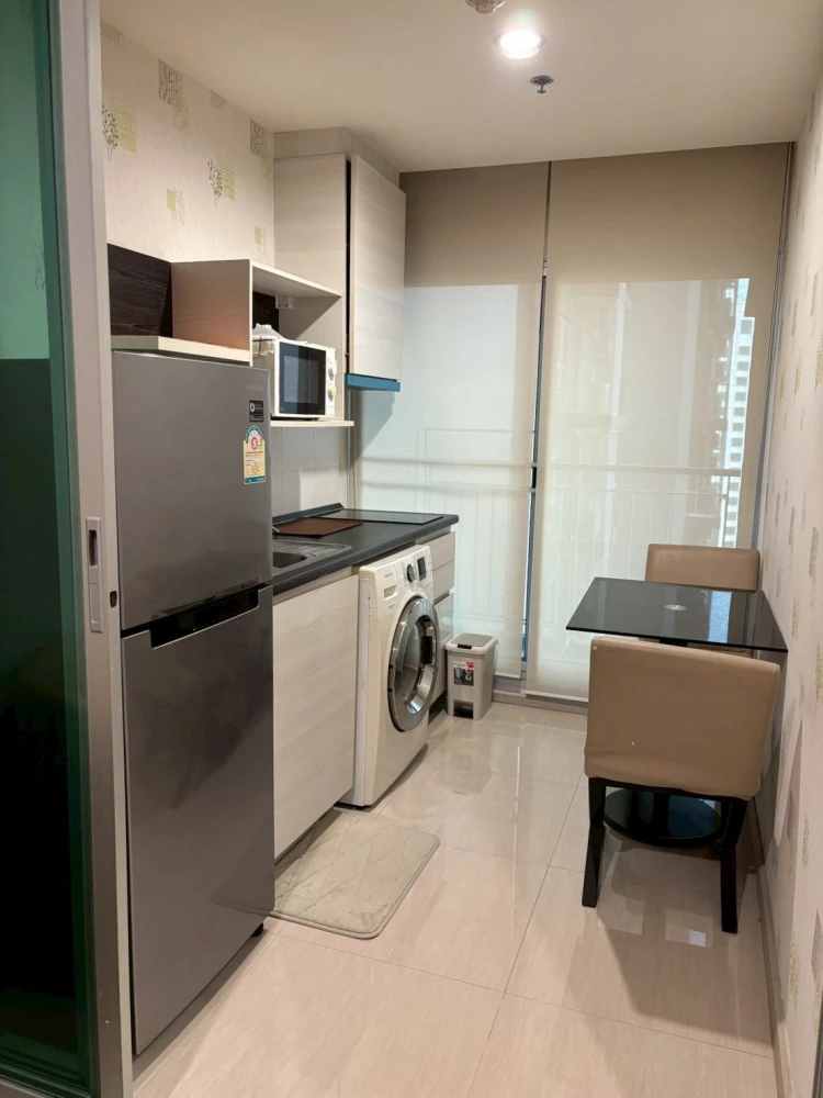 Selling Life Ratchadapisek 1 bedroom, 1 bathroom unit. Fully furnished with appliances. Such a great deal, book now!