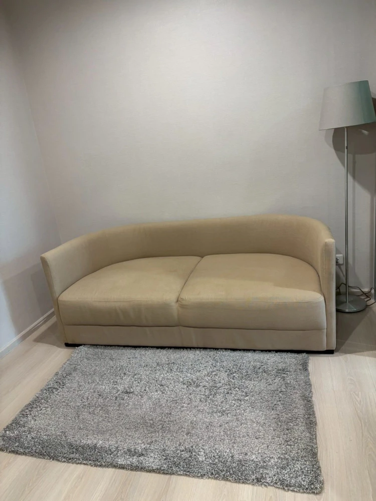 Selling Life Ratchadapisek 1 bedroom, 1 bathroom unit. Fully furnished with appliances. Such a great deal, book now!