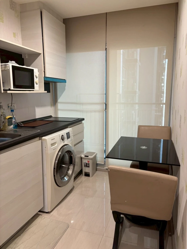 Selling Life Ratchadapisek 1 bedroom, 1 bathroom unit. Fully furnished with appliances. Such a great deal, book now!