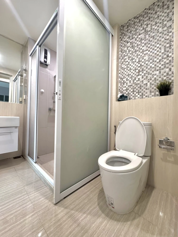 Life Ratchadapisek condo for sale rent. Spacious and comfortable, high floor, fully furnished. Book now!