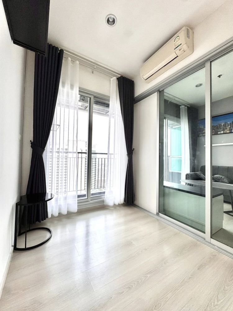 Life Ratchadapisek condo for sale rent. Spacious and comfortable, high floor, fully furnished. Book now!