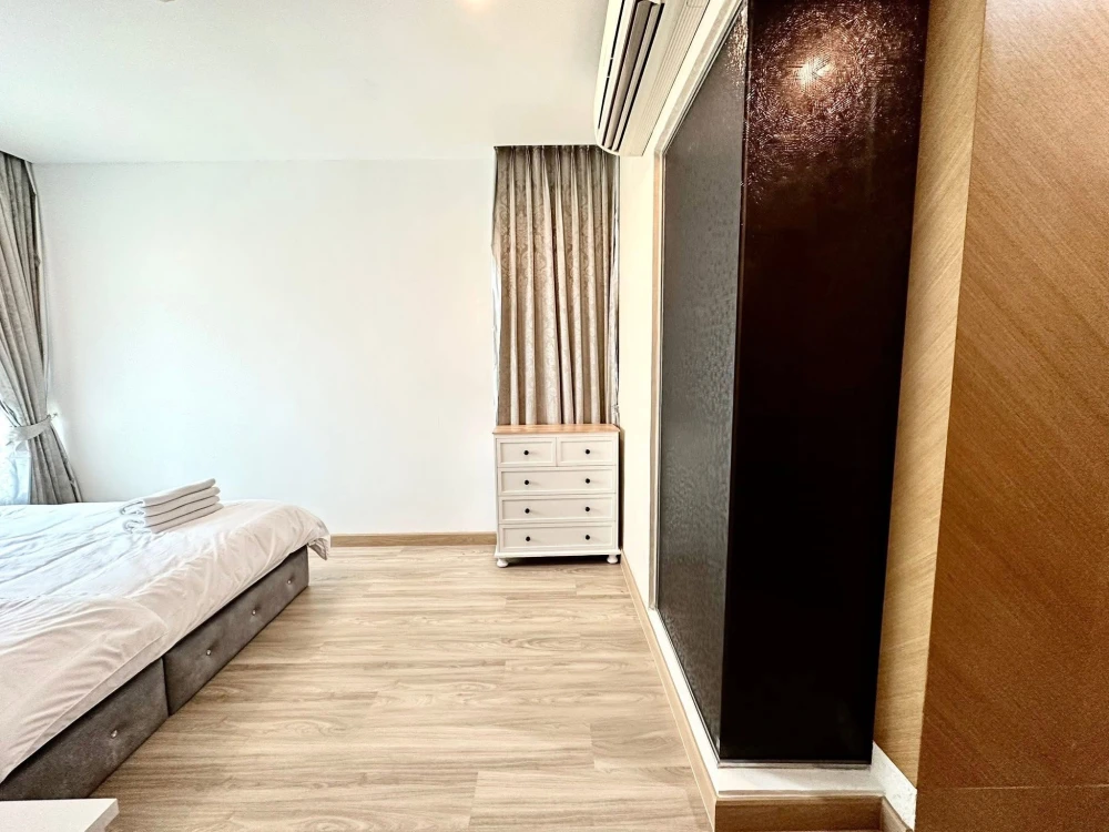 For sale: Life Ratchadapisek, corner unit with privacy, plenty of usable space, beautiful view, not blocked, hurry and reserve now!