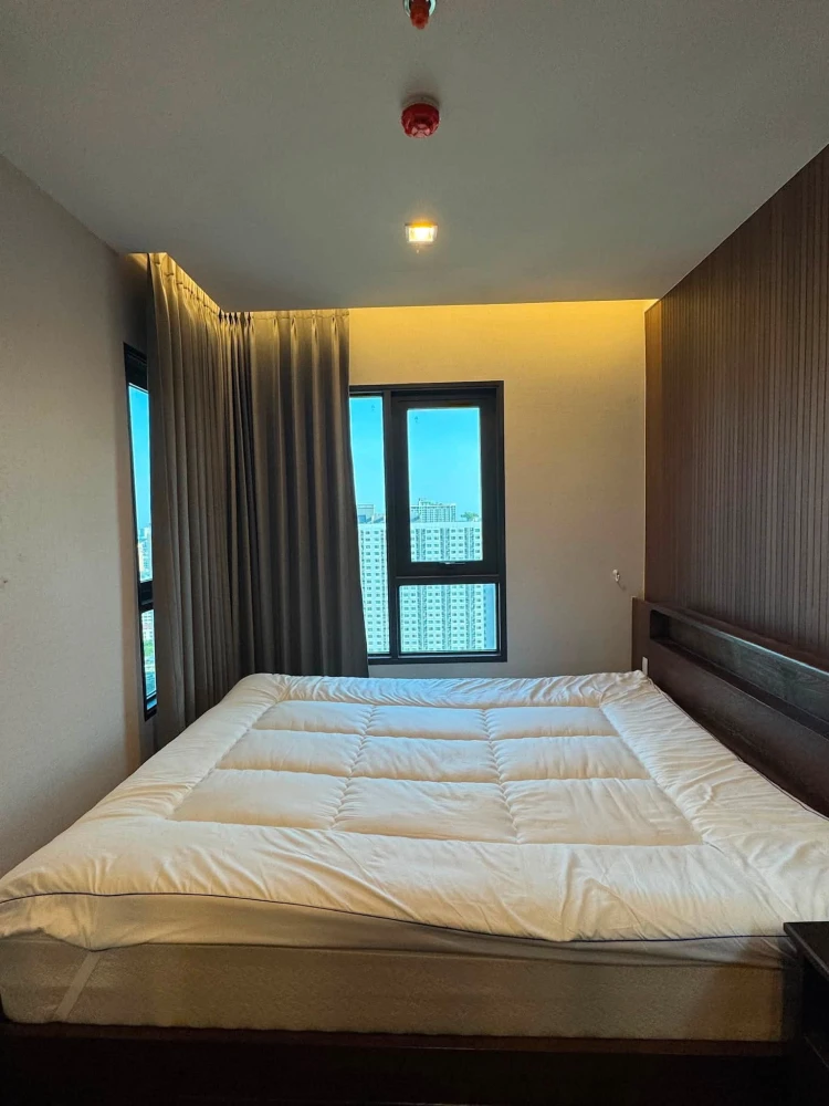 Selling a beautiful unit at Life Sathorn-Sierra, 31st floor, fully furnished. Book now!