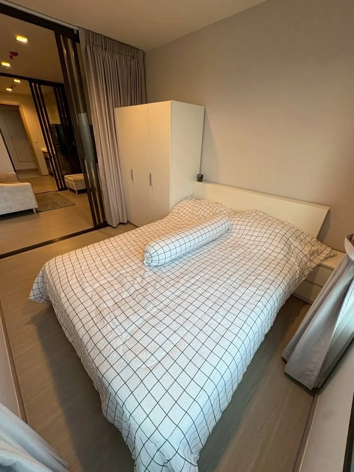 Selling Life Sathorn Sierra, very high floor unit with window view of Talat Phlu BTS station. Comes with appliances and furniture. Book now!