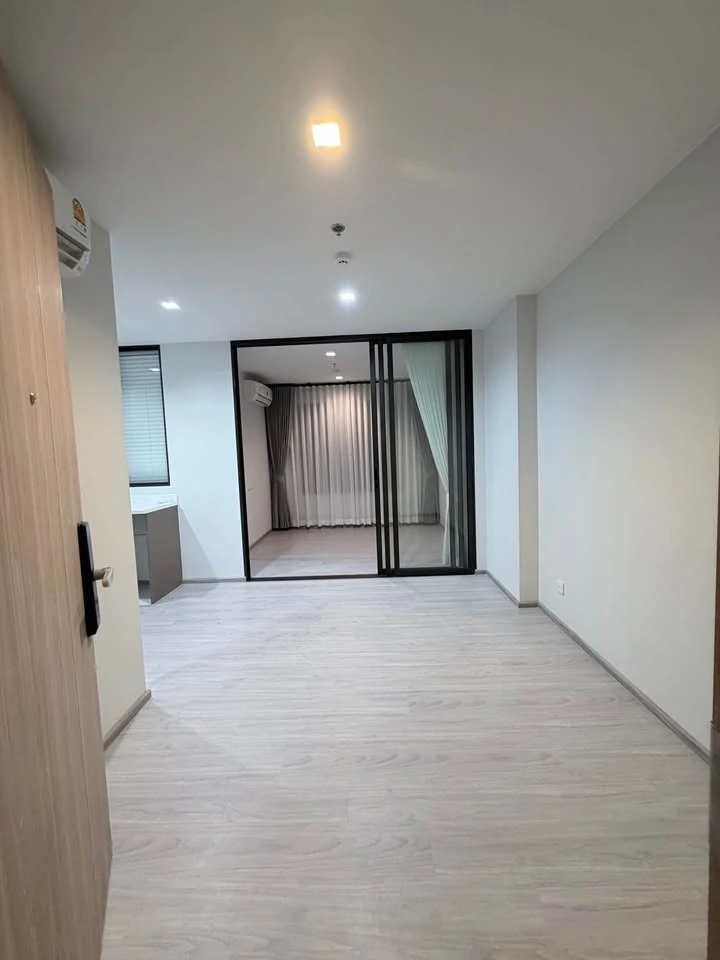 Selling a Life Sathorn-Sierra unit (unfurnished), includes free curtains and 2 air conditioners. Features a walk-in closet. Don't miss out!