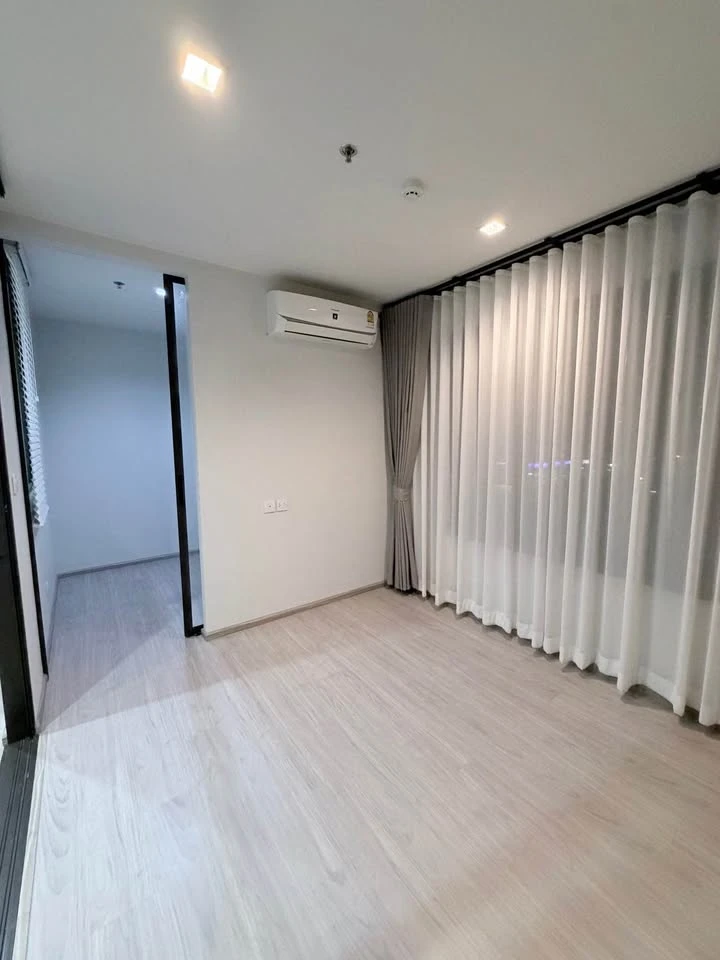 Selling a Life Sathorn-Sierra unit (unfurnished), includes free curtains and 2 air conditioners. Features a walk-in closet. Don't miss out!