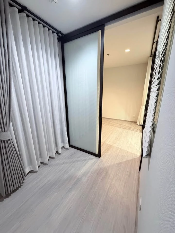 Selling a Life Sathorn-Sierra unit (unfurnished), includes free curtains and 2 air conditioners. Features a walk-in closet. Don't miss out!