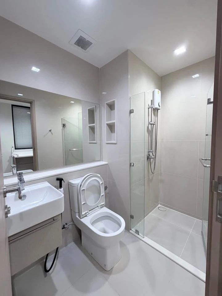 Selling a Life Sathorn-Sierra unit (unfurnished), includes free curtains and 2 air conditioners. Features a walk-in closet. Don't miss out!
