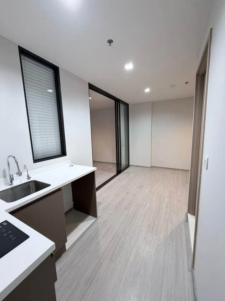 Selling a Life Sathorn-Sierra unit (unfurnished), includes free curtains and 2 air conditioners. Features a walk-in closet. Don't miss out!
