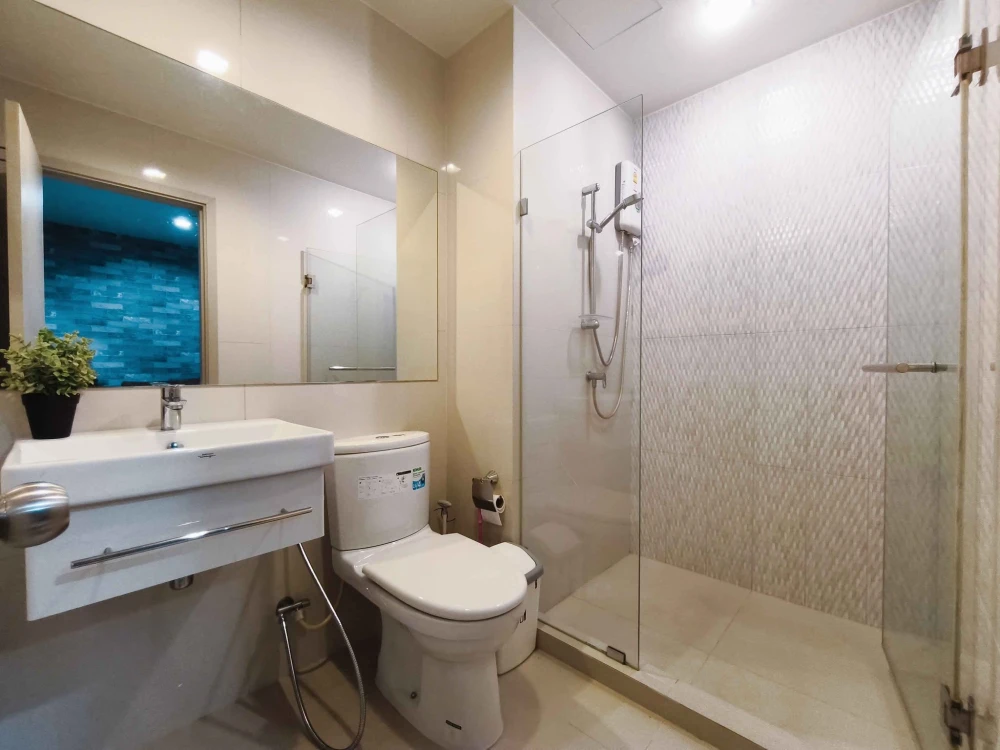 Life Sukhumvit 48 for sale. High floor unit, fully furnished, spacious. Book now!