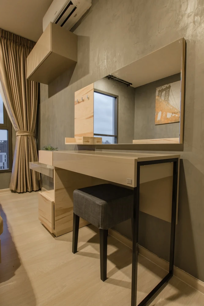 Selling LIFE Sukhumvit 48, fully furnished with built-in furniture throughout, Loft style decoration, and complete set of appliances. Book now!