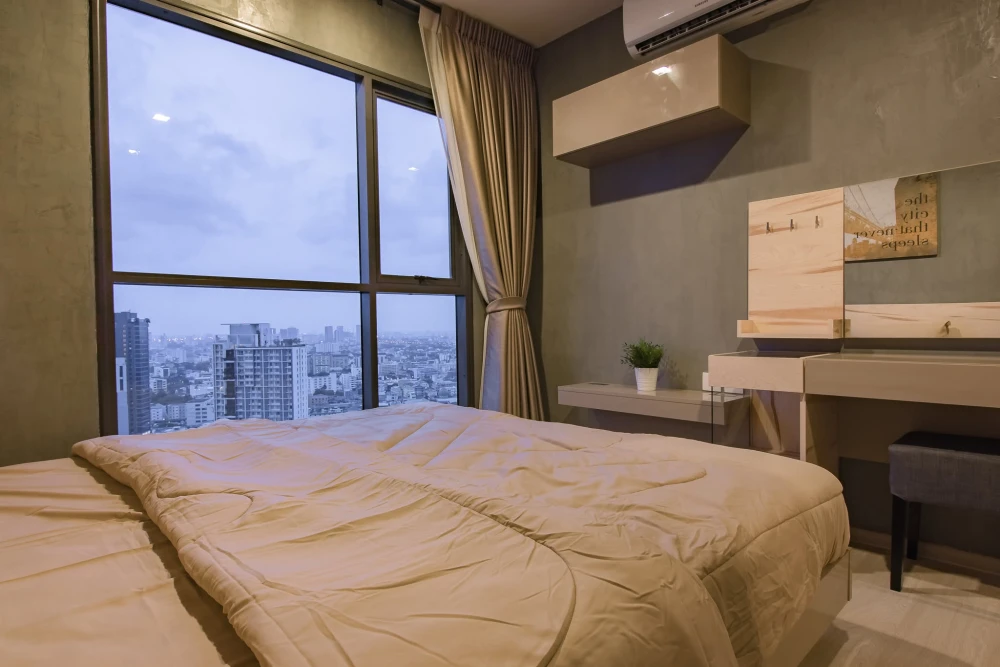 Selling LIFE Sukhumvit 48, fully furnished with built-in furniture throughout, Loft style decoration, and complete set of appliances. Book now!