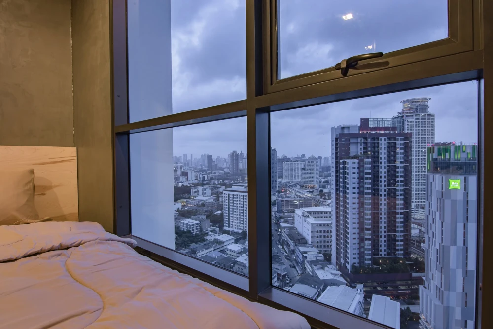 Selling LIFE Sukhumvit 48, fully furnished with built-in furniture throughout, Loft style decoration, and complete set of appliances. Book now!