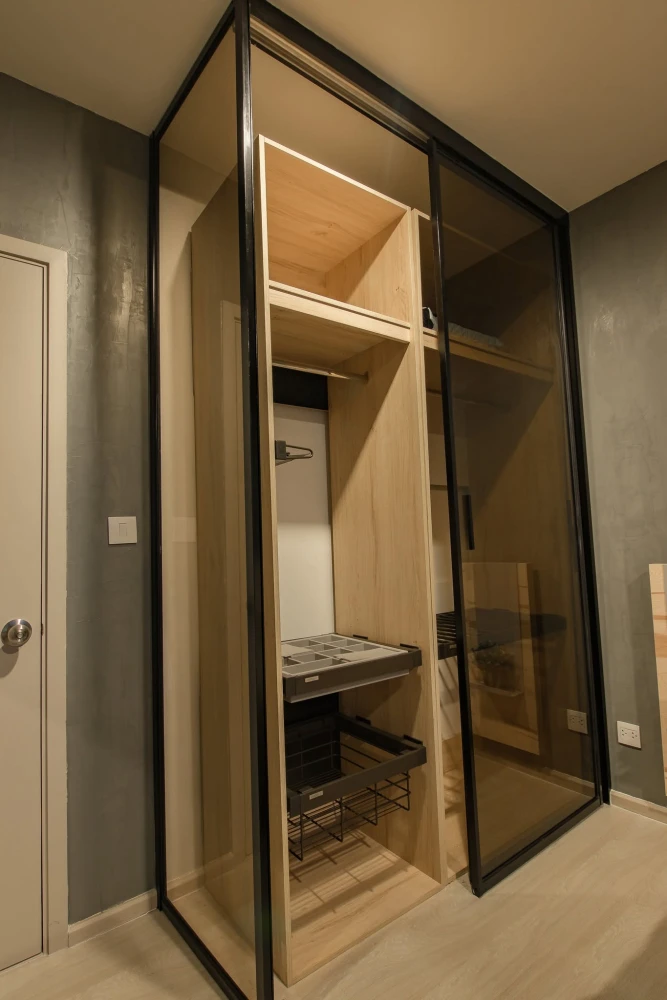 Selling LIFE Sukhumvit 48, fully furnished with built-in furniture throughout, Loft style decoration, and complete set of appliances. Book now!
