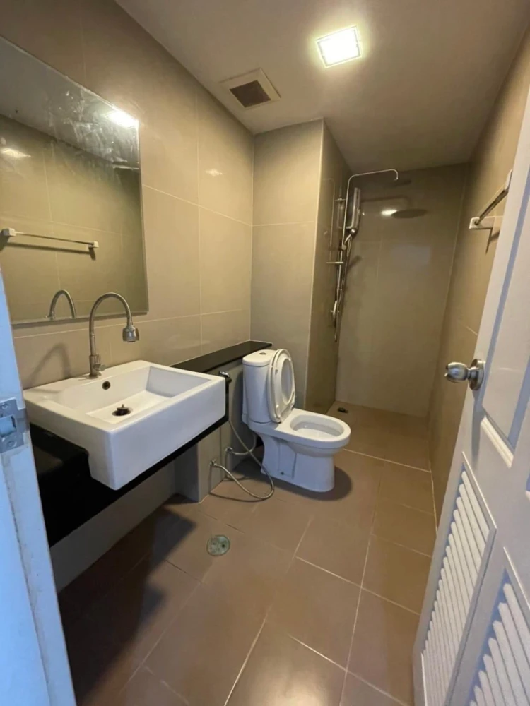 Living Avenue Bangsaen for sale, spacious room with plenty of usable space, comes with complete facilities, swimming pool view, reserve now.