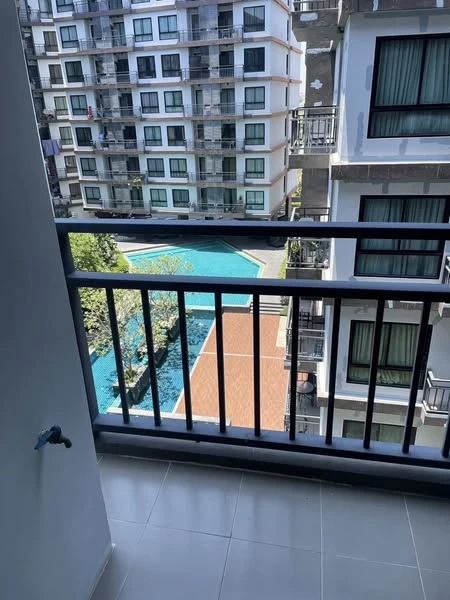 Living Avenue Bangsaen for sale, spacious room with plenty of usable space, comes with complete facilities, swimming pool view, reserve now.