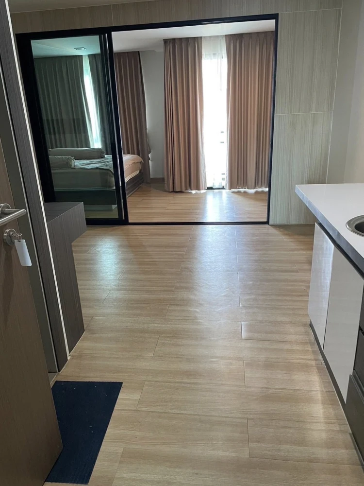 Living Avenue Bangsaen for sale, spacious room with plenty of usable space, comes with complete facilities, swimming pool view, reserve now.