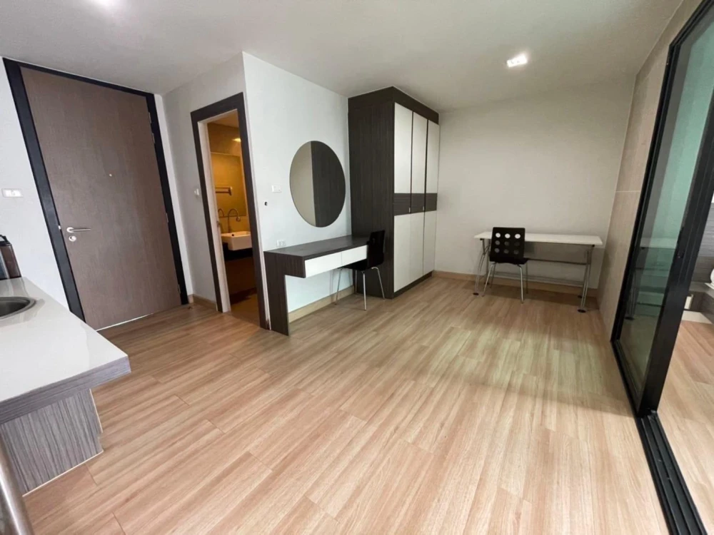 Living Avenue Bangsaen for sale, spacious room with plenty of usable space, comes with complete facilities, swimming pool view, reserve now.