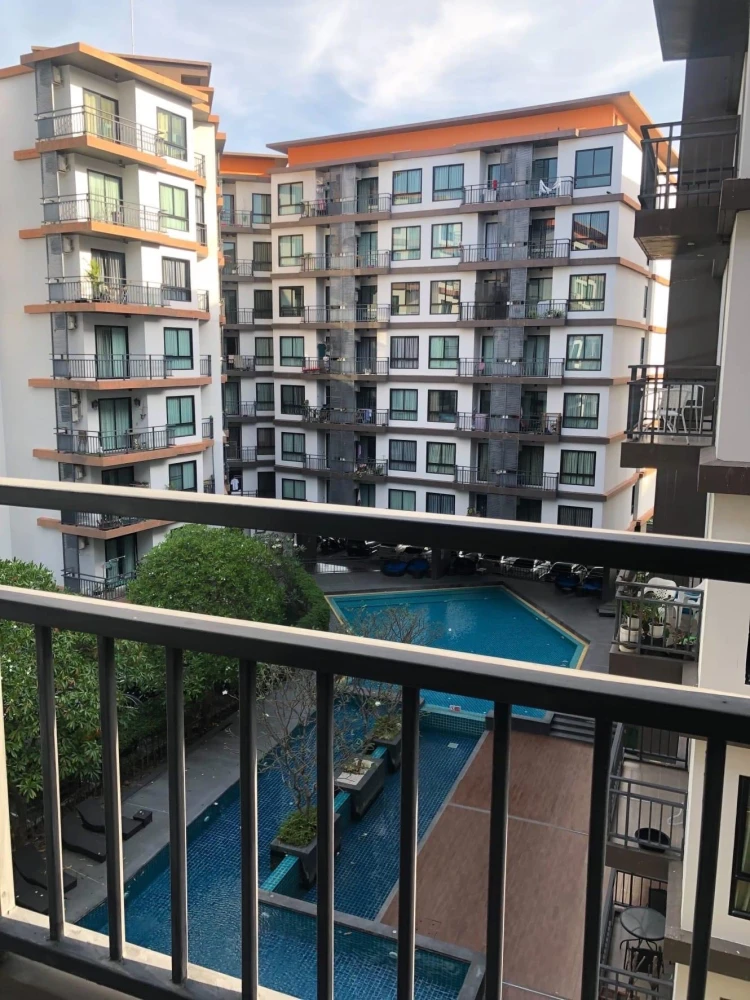 Living Avenue Bangsaen for sale, spacious room with plenty of usable space, comes with complete facilities, swimming pool view, reserve now.