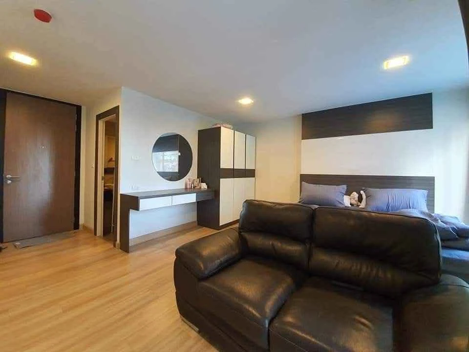 For Sale: Living Avenue Bangsaen – 2nd-floor unit with a pool view. Great location, convenient access. Book now!