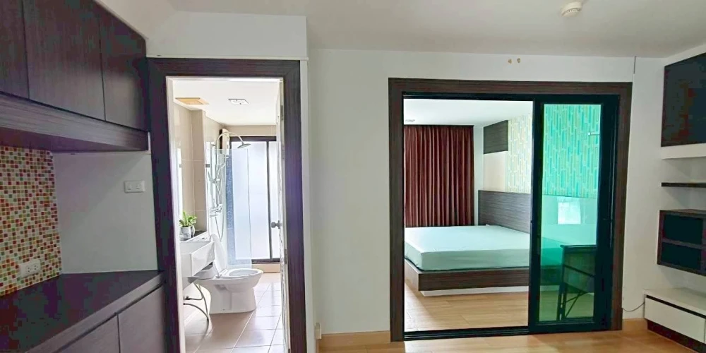 For sale: Living Avenue Bangsaen, a lovely room on the 7th floor with beautiful wallpaper. Comes fully furnished. Reserve now!