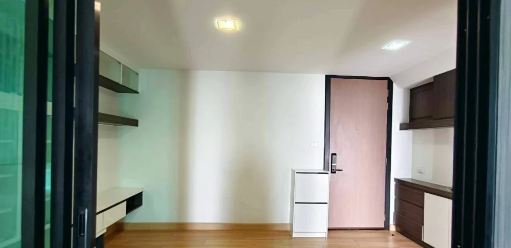 For sale: Living Avenue Bangsaen, a lovely room on the 7th floor with beautiful wallpaper. Comes fully furnished. Reserve now!