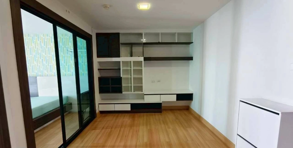 For sale: Living Avenue Bangsaen, a lovely room on the 7th floor with beautiful wallpaper. Comes fully furnished. Reserve now!