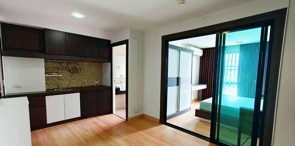 For sale: Living Avenue Bangsaen, a lovely room on the 7th floor with beautiful wallpaper. Comes fully furnished. Reserve now!