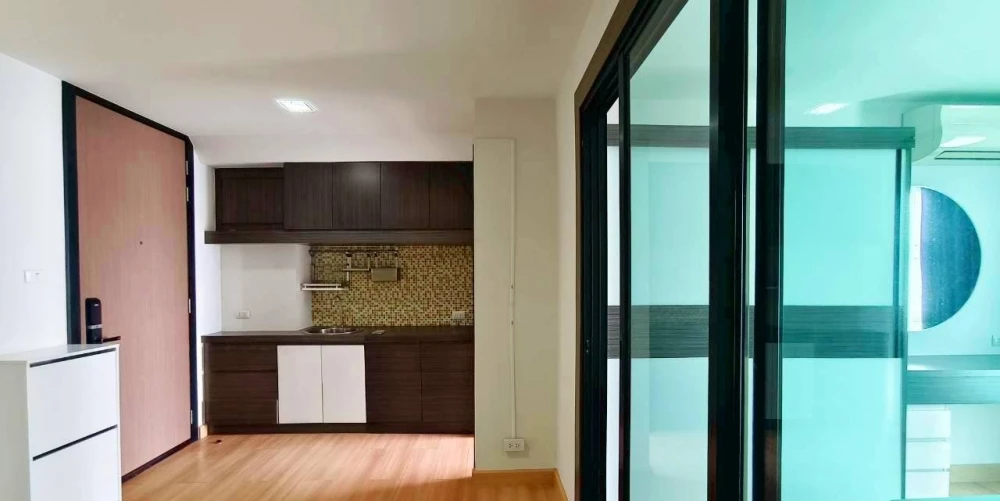 For sale: Living Avenue Bangsaen, a lovely room on the 7th floor with beautiful wallpaper. Comes fully furnished. Reserve now!