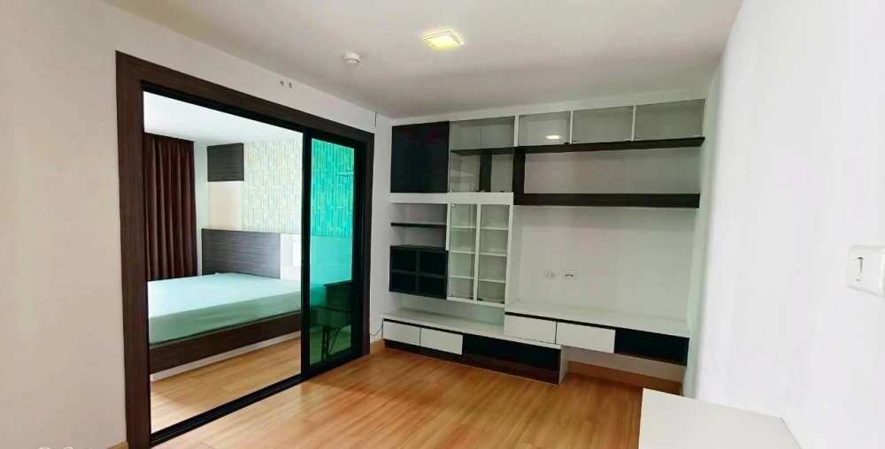 For sale: Living Avenue Bangsaen, a lovely room on the 7th floor with beautiful wallpaper. Comes fully furnished. Reserve now!
