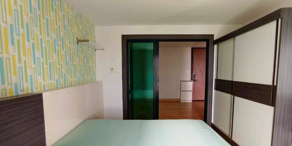 For sale: Living Avenue Bangsaen, a lovely room on the 7th floor with beautiful wallpaper. Comes fully furnished. Reserve now!