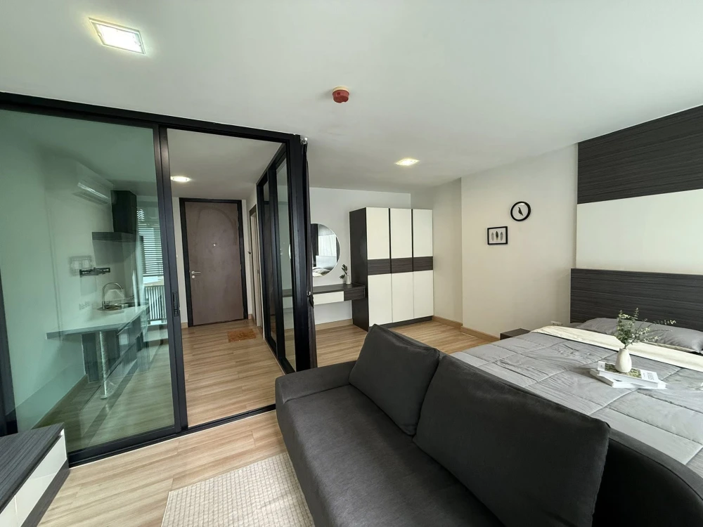For sale: Living Avenue Bangsaen Studio room, decorated in a cool theme, comes with complete furniture. Reserve now!