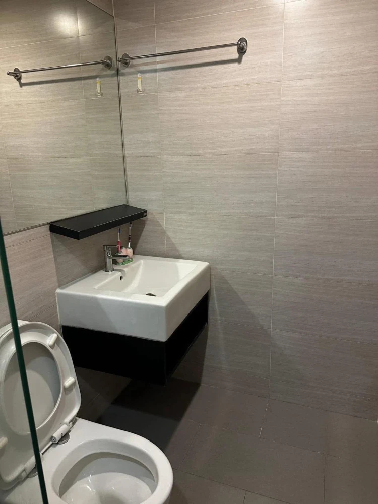 Selling Living Nest Ramkhamhaeng, Building B, 4th floor. Beautiful pink-themed room, fully furnished. Book now!