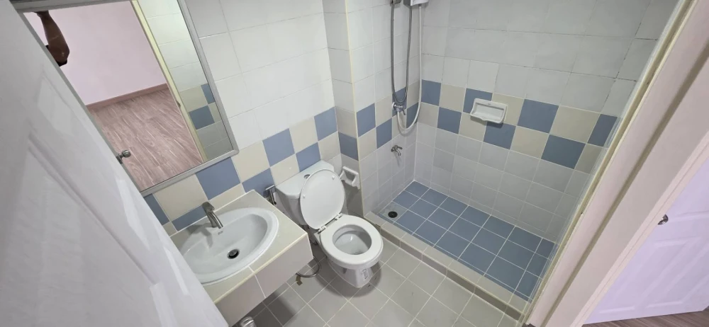 Selling a 7th-floor unit at Lumpini Center Happy Land. Excellent location, convenient transportation. Book now!