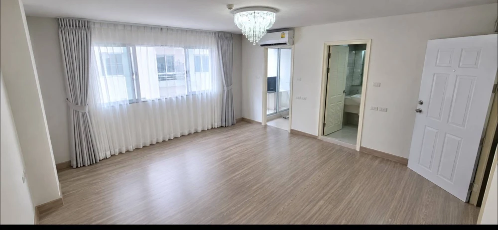 Selling a 7th-floor unit at Lumpini Center Happy Land. Excellent location, convenient transportation. Book now!