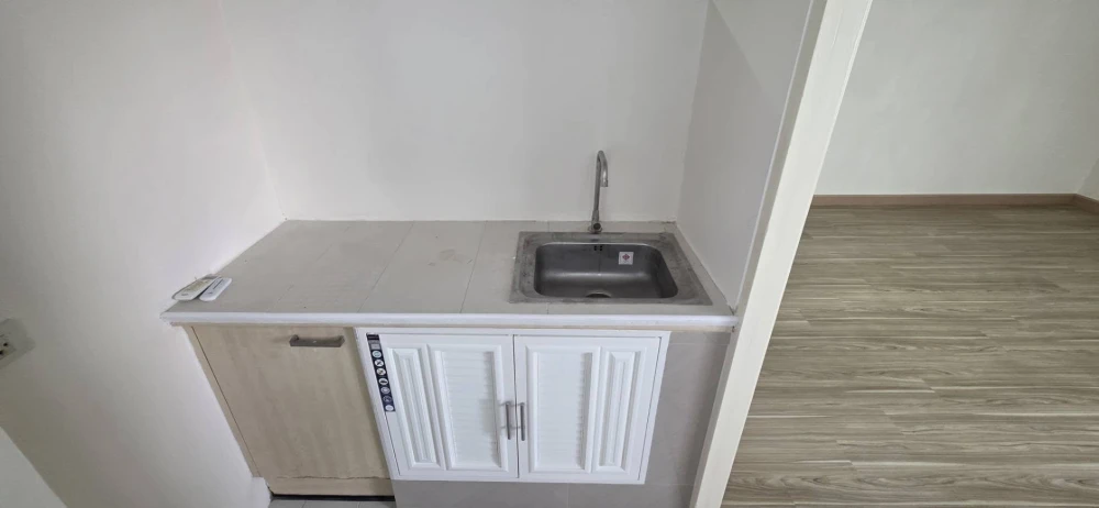 Selling a 7th-floor unit at Lumpini Center Happy Land. Excellent location, convenient transportation. Book now!