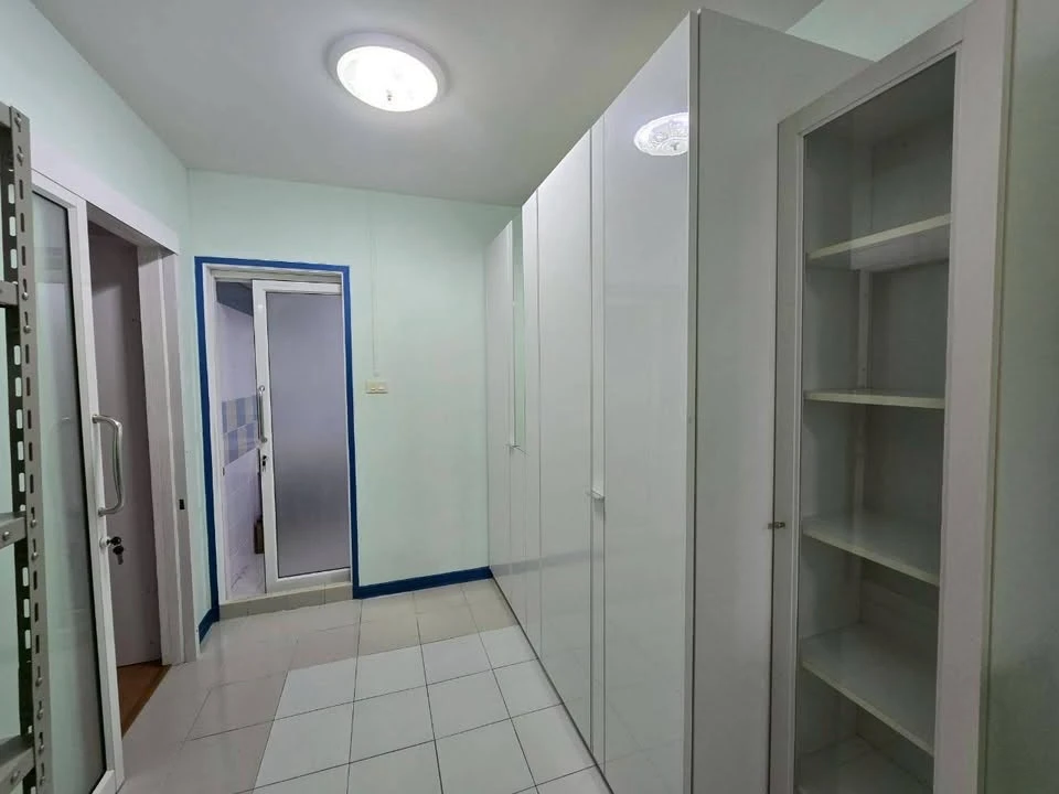 Selling Lumpini Center Ladprao 111, 1-bedroom unit with spacious living area, in a great location with convenient transportation. Book now!