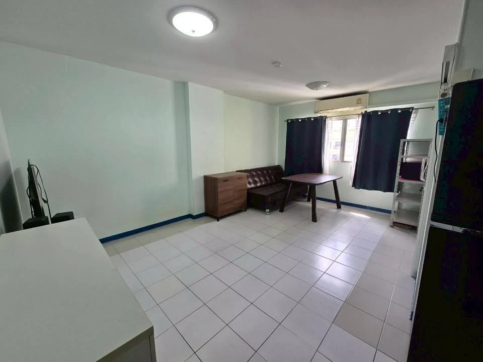 Selling Lumpini Center Ladprao 111, 1-bedroom unit with spacious living area, in a great location with convenient transportation. Book now!