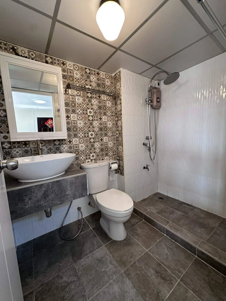Selling a corner unit at Lumpini Center Ladprao 111, offering privacy and ample living space. Excellent location. Don't miss out!