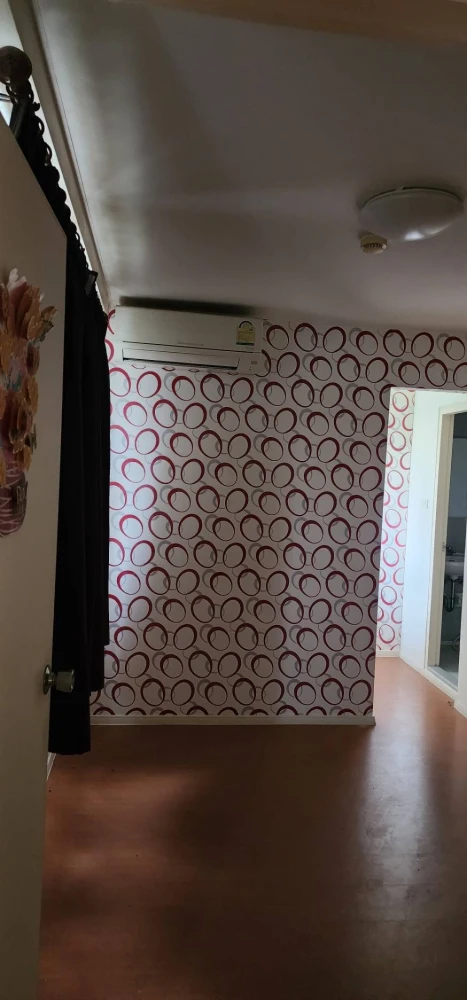 For sale: Lumpini Condotown Chonburi - Sukhumvit. Spacious room with plenty of usable space. Good location. Nice wallpaper. Reserve now!