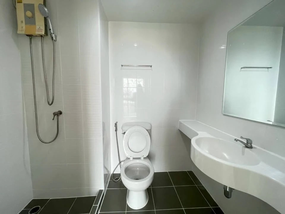 For sale: Lumpini Condo Town Ramindra-Lat Pla Khao, 4th floor, beautiful room, comes with complete decoration.