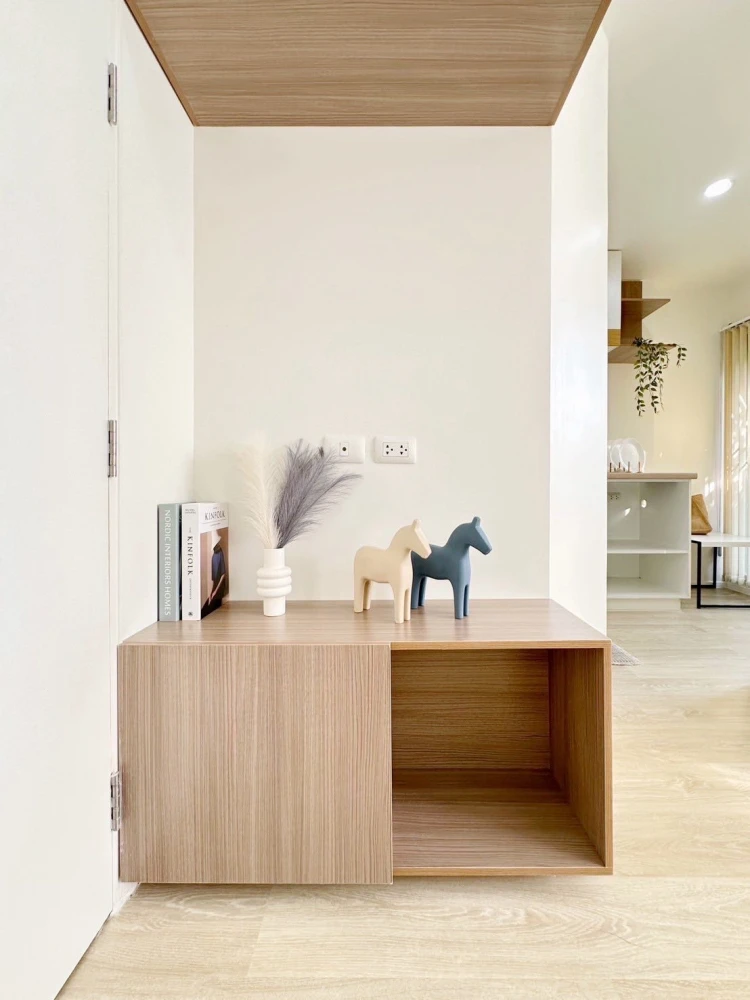 Selling Lumpini Condo Town Ramindra-Lat Pla Khao, 2nd floor unit. Beautifully decorated with a consistent color scheme and fully furnished. Book now!
