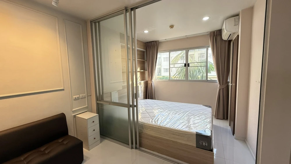 For sale: Lumpini Condo Town Ramindra-Lat Pla Khao, a lovely room on the 4th floor, fully furnished, beautiful garden view, don't miss it!