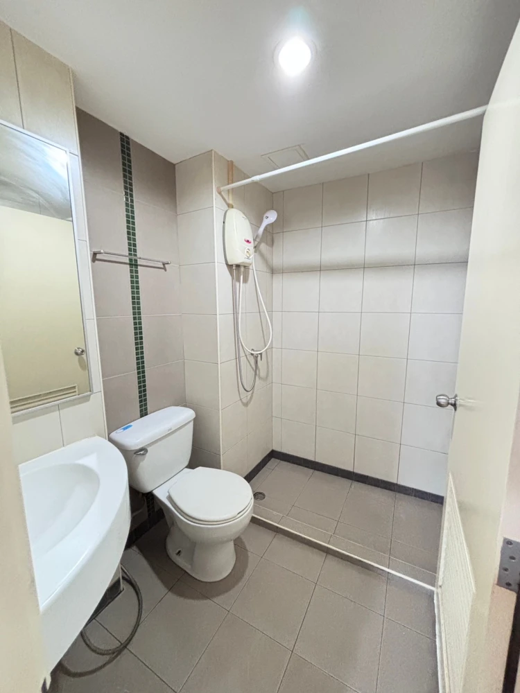 Selling Lumpini Condo Town Ramintra – Nawamin, 15th floor, fully furnished and ready to move in. Book now!