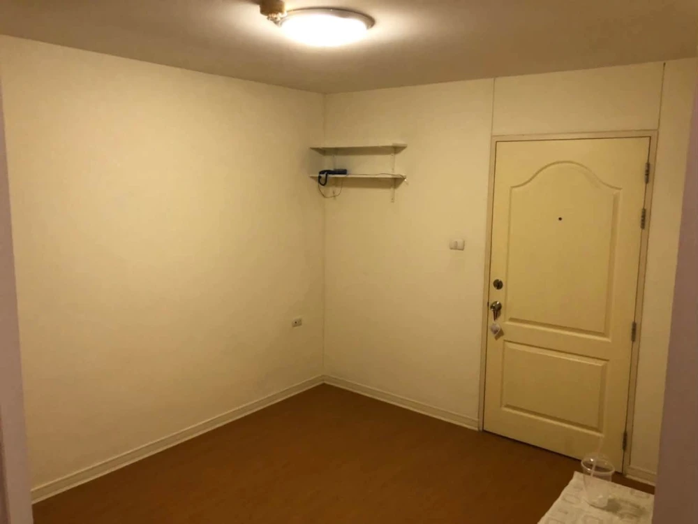 Selling Lumpini Condo Town Rattanathibet, 2nd floor unit, great location, fully furnished, convenient transportation. Don't miss out!
